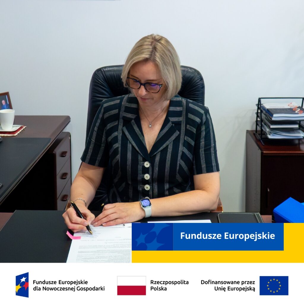 dr hab. Luiza Handschuh, prof. ICHB PAN, Dyrektor Instytutu, podpisująca porozumienie z Fundacją "Platynowa Drużyna" w ramach projektu G4PL - Genomika dla Polski