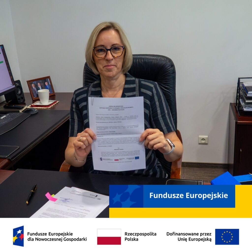 dr hab. Luiza Handschuh, prof. ICHB PAN, Dyrektor Instytutu, prezentująca podpisane porozumienie z Fundacją "Platynowa Drużyna" w ramach projektu G4PL - Genomika dla Polski